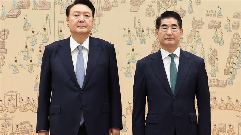 Südkoreas ehemaliger Verteidigungsminister Kim Yong Hyun (r) möchte die alleinige Verantwortung für Verhängung des Kriegsrechts übernehmen. (Archivbild)