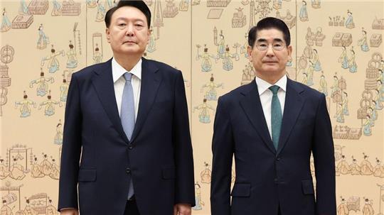 Südkoreas ehemaliger Verteidigungsminister Kim Yong Hyun (r) möchte die alleinige Verantwortung für Verhängung des Kriegsrechts übernehmen. (Archivbild)