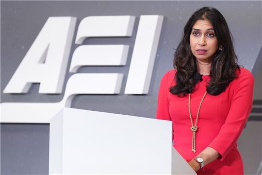 Suella Braverman, Innenministerin von Großbritannien, fährt einen harten Kurs gegen Migrantinnen und Migranten.
