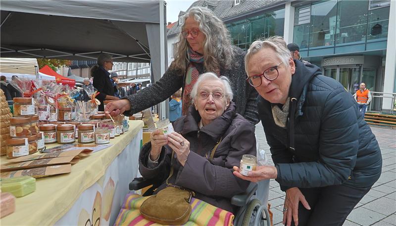 Süße Momente: Ruth Delz lässt sich zusammen mit Tochter Katja Schönfeld zeigen, welchen Honig Harzer Bienen sammeln – und liefern.