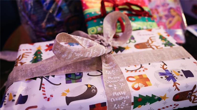 Umfrage: Schwiegereltern liegen bei Geschenken oft richtig Süßigkeiten und Feinkost: Beliebte Geschenke, die nicht immer begeistern. (Illustration)