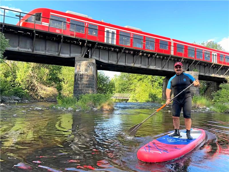 Diese Tipps sind beim Stand-up-Paddling zu beachten Sup-Instruktor Günter Koschig paddelt auf der Innerste. Foto: Surfinteressengemeinschaft Innerstetalsperre
