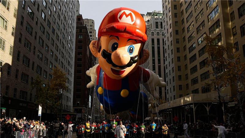 Super Mario kann fliegen -  ein Mario-Ballon schwebt während der Macy’s Thanksgiving Day Parade die Sixth Avenue hinunter.