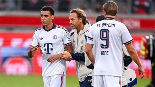 Supercup ohne Jamal Musiala. Der Nationalspieler wird nach seinem zweiten Zusammenbruch - hier in Heidenheim mit Bayerns Teamarzt - in Dortmund nicht auflaufen. 