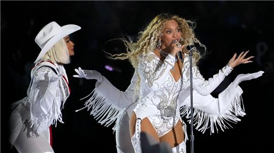 Superstar Beyoncé hat für ihre Halbzeitshow beim NFL-Spiel in Houston einen Sonder-Emmy als Kostümdesignerin gewonnenen. (Archivbild)