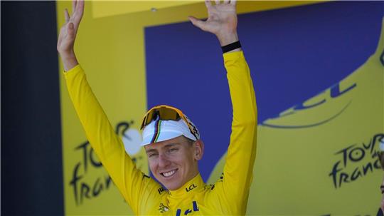 Superstar Tadej Pogacar trägt bei der 112. Tour de France wieder das Gelbe Trikot.