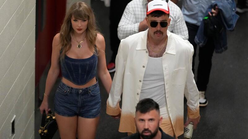 Superstars Hand in Hand: Taylor Swift hält Händchen mit Travis Kelces nach dem NFL-Footballspiel zwischen den Chiefs und den Baltimore Ravens. Swift erschien im Arrowhead Stadium in Kansas City, um ihren Freund Travis Kelce anzufeuern.