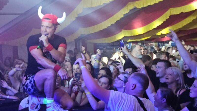 Superstimmung mit Lorenz Büffel: Bei der Mallorca-Party mit Lorenz Büffel kochte das Zelt.