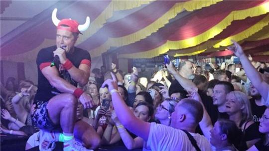 Superstimmung mit Lorenz Büffel: Bei der Mallorca-Party mit Lorenz Büffel kochte das Zelt.