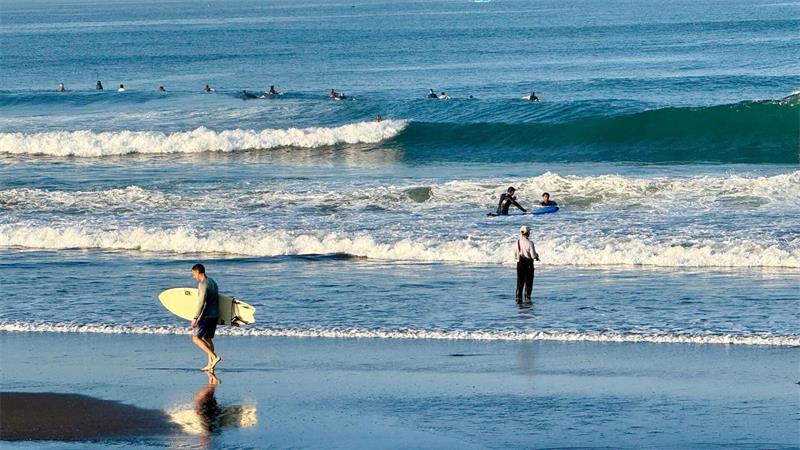 Wem gehört Bali? - Wie digitale Nomaden eine Insel verändern Surfen am Morgen, dann den Laptop aufklappen - so sieht der Tag vieler digitaler Nomaden aus.