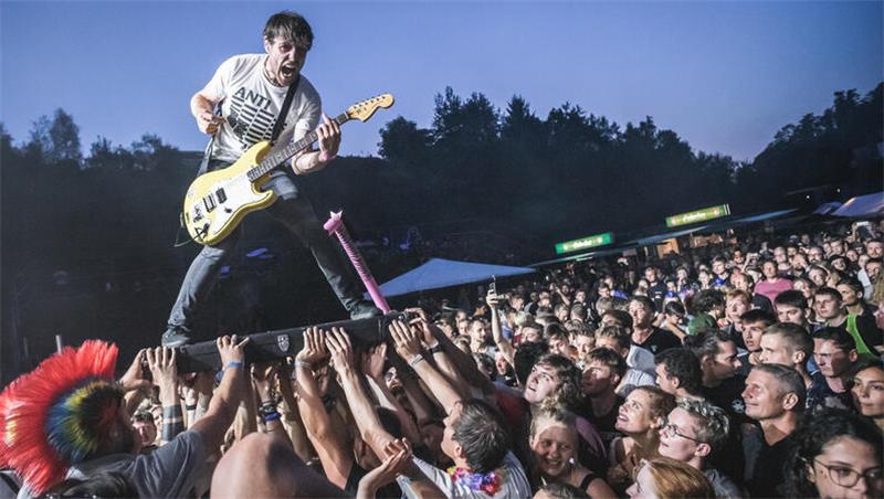 Das Geheimnis um den Headliner ist gelüftet Surfen auf der Gitarrenkiste, getragen vom Publikum: Sibbi von Itchy zeigt, wie es geht.