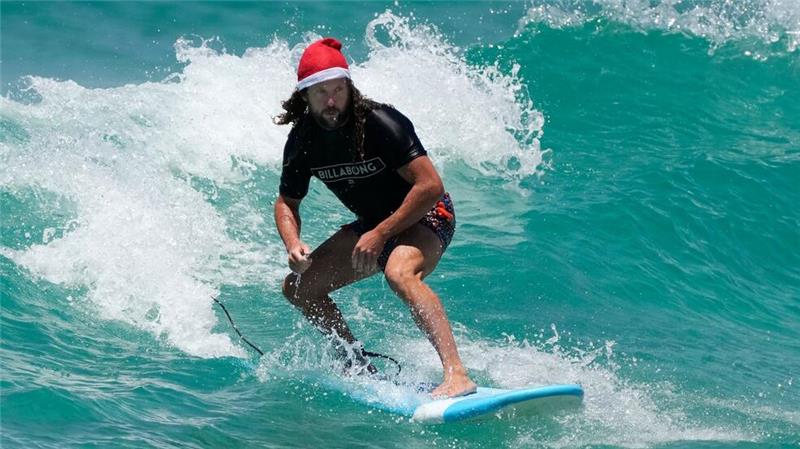 Surfende Santas gehören in Australien zu Weihnachten dazu. (Archivbild)