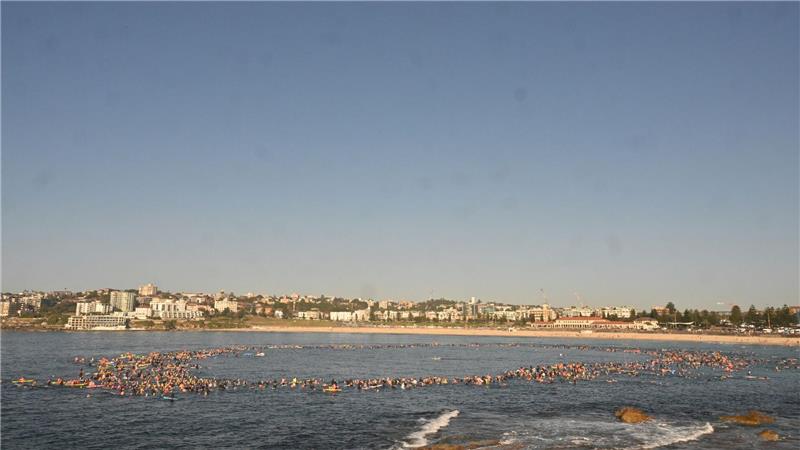 Surfer bildeten im Gedenken an die Anschlagsopfer einen Kreis im Meer.