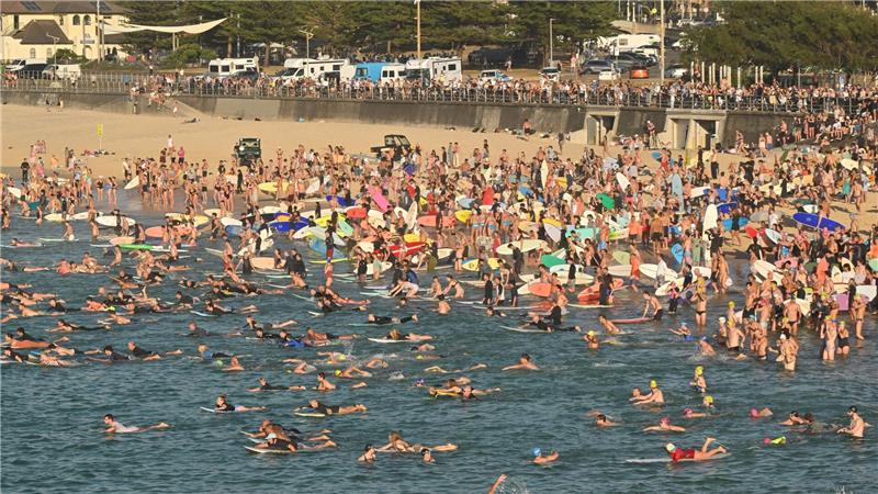 Surfer und Schwimmer gedachten der Opfer des Terroranschlags. 