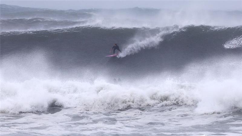 Surfer waren begeistert von den Monsterwellen, die schon vor der Ankunft von „Alfred“ auf die Küsten zurollten.