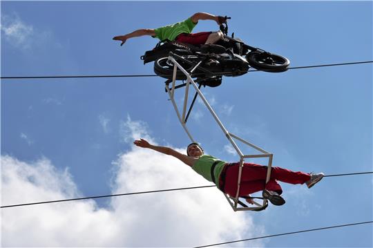 Susanne (36) und Alexander Weisheit (38) testen das Drahtseil: Ab heute sind die „Geschwister Weisheit täglich mit ihren Shows über dem Osterfeld zu sehen. Die Maschinen fahren mit 40 bis 70 Stundenkilometern durch den Himmel über dem Festplatz. Fotos: Sowa/Hartmann