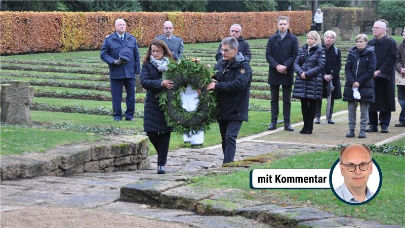 Die Trauergemeinde schaut zu, wie der Kranz zum Ehrendenkmal getragen wird.