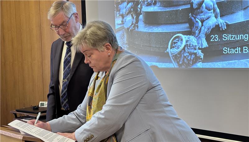 Susanne Herweg zieht in den Rat der Stadt Bad Harzburg ein Susanne Herweg unterzeichnet im Beisein von Bürgermeister Ralf Abrahms die notwendigen Papiere, die für den Einzug in den Rat notwendig sind.