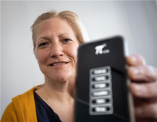 Susanne Hippauf zeigt auf ihrem Handy eine App für das Gedächtnistraining der Nachkommastellen von Pi.