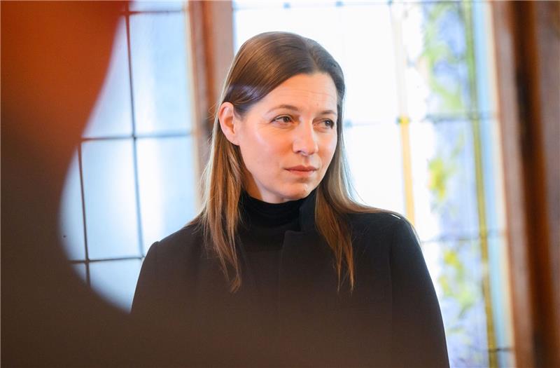 Planungssicherheit von Hochschulen soll gestärkt werden Susanne Menzel-Riedl, Vorsitzende der Landeshochschulkonferenz, bei der Unterzeichnung und Vorstellung.