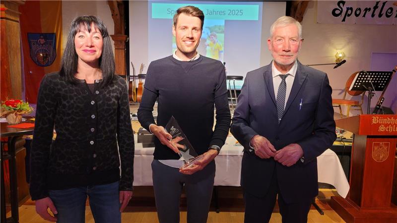 Susanne Pfau von der AG Sport und Bürgermeister Ralf Abrahms umrahmen Preisträger Marcel Fröse. Sportlerin des Jahres Stine Bruns erhält den Preis in Abwesenheit.