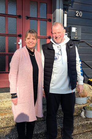 Wie ein Polizeierholungsheim im Harz zum alternativen Hotel wurde Susen und Mario Rosner vor der Tür ihrer Unterkunft