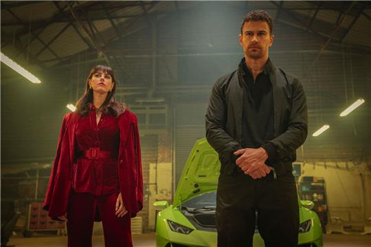 Susie Glass (Kaya Scodelario) und Eddie Horniman (Theo James) in einer Szene aus «The Gentlemen».