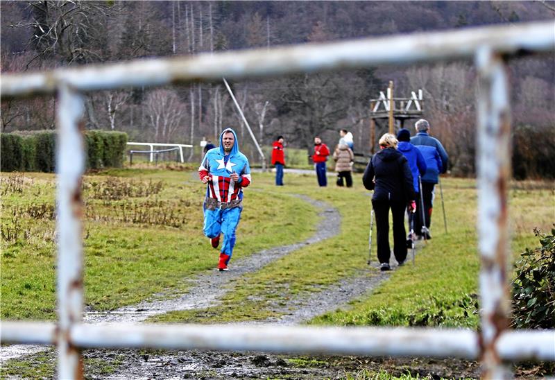 Auf der Strecke mit Captain America Sven Ahrens absolviert die 3000-Meter-Strecke verkleidet als Captain America.