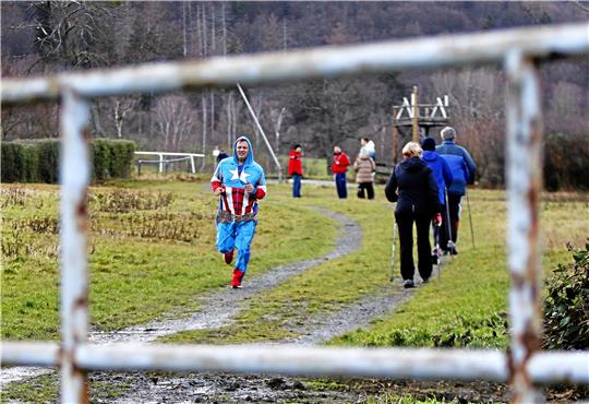 Sven Ahrens absolviert die 3000-Meter-Strecke verkleidet als Captain America.