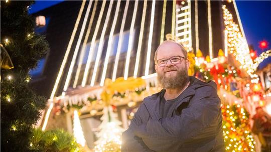 Sven Borchart hat die 60 000 Lichter mit seinem Stiefsohn angebracht. 
