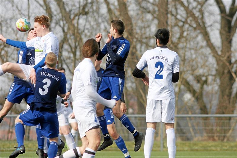 Die beiden Spitzenmannschaften ziehen davon Sven Clausing vom Goslarer SC 08 II kommt im Gewühl zwischen zwei Jerstedter Spielern zum Kopfball. Die Gäste der TSG gewinnen am Ende deutlich mit 4:1. Foto: Gietemann