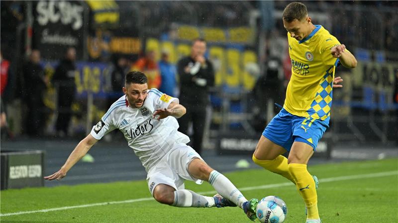 Rundumschlag nach Relegation: Braunschweiger kritisiert Club Sven Köhler (r) von Eintracht Braunschweig - hier im Zweikampf mit Saarbrückens Maurice Multhaup.