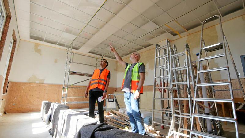 DGH-Sanierung: Nauens gute Stube erhält eine Frischzellenkur Sven Ladwig (li.) und Dieter Lühring vom Bauamt der Stadt Langelsheim inspizieren den Saal des Nauener Dorfgemeinschaftshauses.