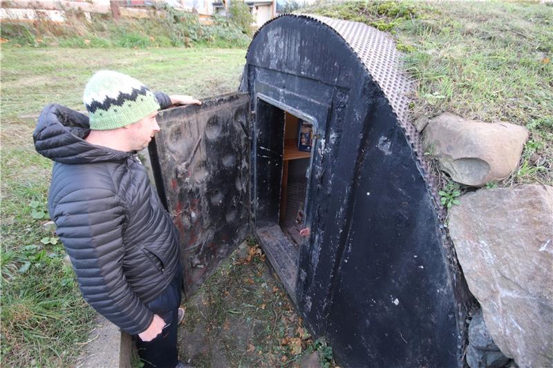 Sven Müller vom Heimatverein Stapelburg öffnet die Tür zur Bunkeranlage, über der sich früher der Beobachtungsturm der Grenztruppen erhob. Foto: Gereke