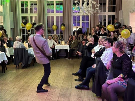 Sven Prüwer schlüpft in die Rolle von Buddy Holly und unterhält die Gäste des Ettershauses zum Jahreswechsel mit seiner Kollegin Katja Wiesigkstrauch und einer tollen Musical-Show.  Fotos: Eggers
