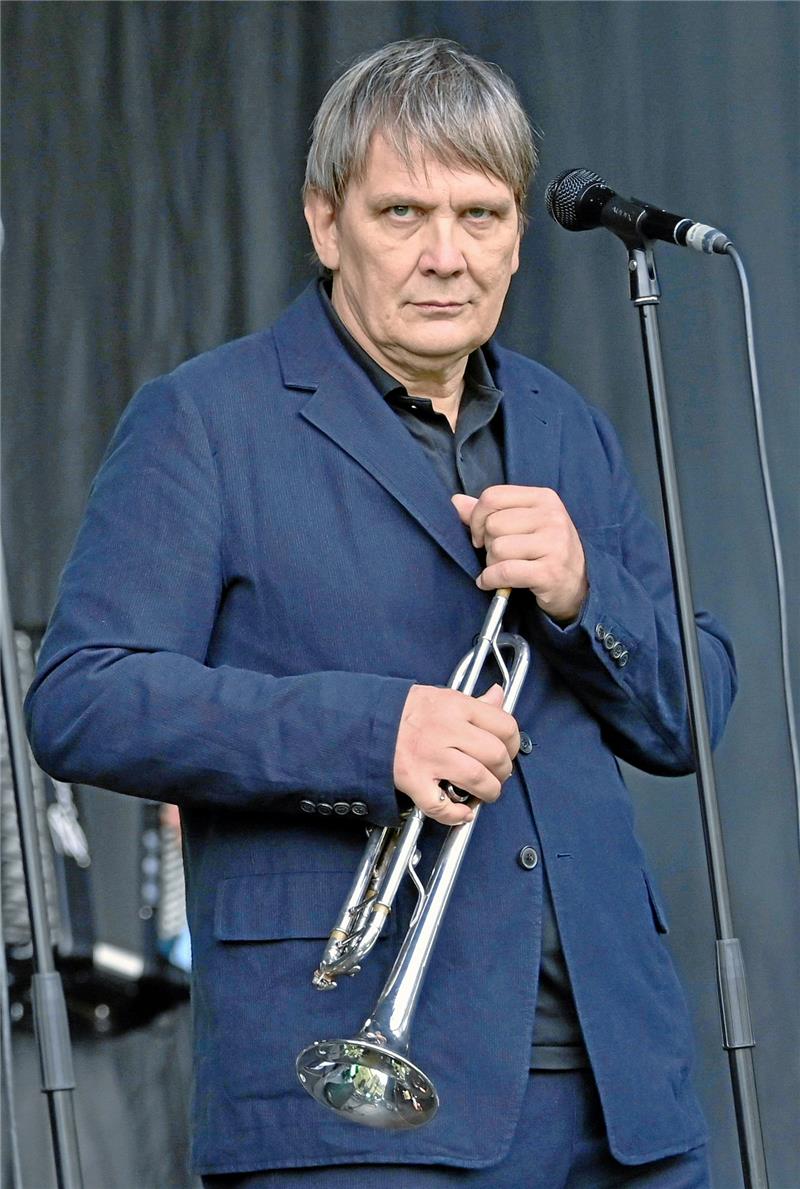 Paul-Lincke-Ring 2024 geht an Sven Regener Sven Regener singt nicht nur, er spielt auch mehrere Instrumente, darunter Trompete. Foto: dpa