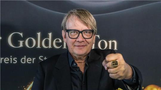 Der Goldene Ton: Sven Regener ist erster Preisträger Sven Regener trägt stolz den Ring vom Goldenen Ton.