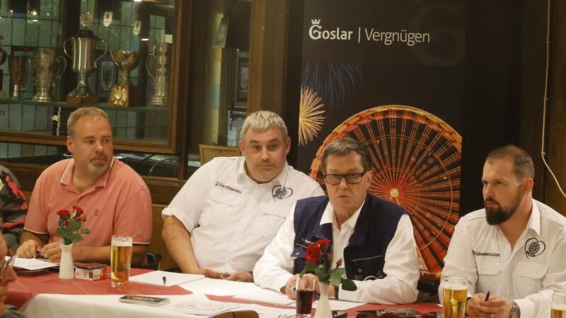 In knapp drei Wochen werden sich die Karussells wieder drehen Sven Schneider (2.v.r.) erläutert bei der Behördenbesprechung im „Lindenhof“ die letzten offenen Fragen zum Schützenfest.