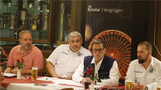 Sven Schneider (2.v.r.) erläutert bei der Behördenbesprechung im „Lindenhof“ die letzten offenen Fragen zum Schützenfest.