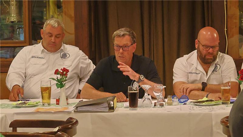 Goslarer Volksfest: Lichter, Loopings und Liebesäpfel Sven Schneider (Mitte) gibt die letzten Details des Schützenfests bekannt.