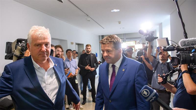 Machtprobe in der CDU – Schulze setzt sich durch Sven Schulze (CDU) und Guido Heuer (CDU) kommen zur Fraktionssitzung.