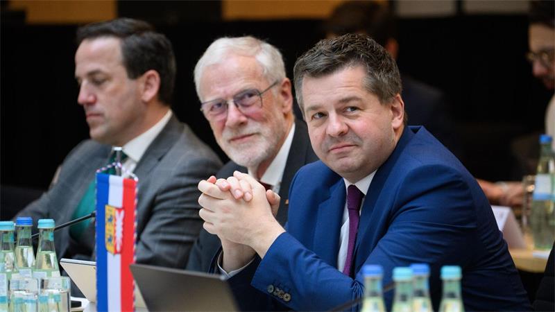 Sven Schulze, hier bei der MPK vom März, musste als Ministerpräsident von Sachsen-Anhalt eine herbe Wahlschlappe hinnehmen. (Archivbild)