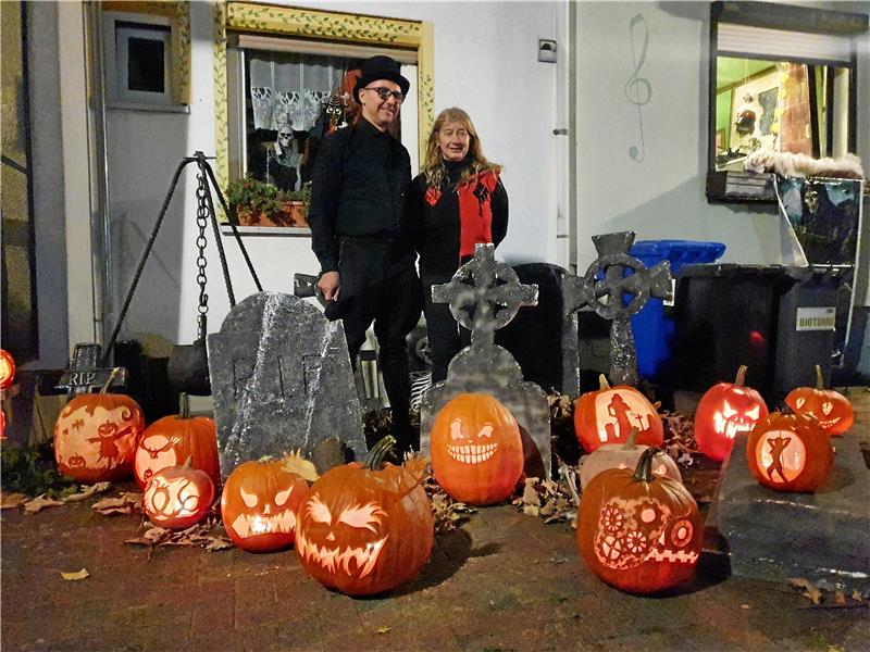 Am 31. Oktober gewinnt in Goslar die Lust am Gruseln die Oberhand Sven und Ute Mündel lieben das Morbide, und alle Nachbarn und Spaziergänger profitieren davon: Mündels sind seit mehr als 20 Jahren große Halloween-Fans. Allerdings: Jetzt steht ein Umzug an. Foto: Sowa