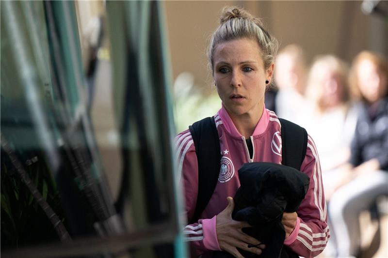Hass-Kommentare gegen Svenja Huth: „Geht woanders haten” Svenja Huth steigt in den Teambus ein.