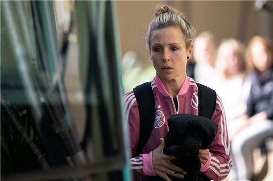 Svenja Huth steigt in den Teambus ein.