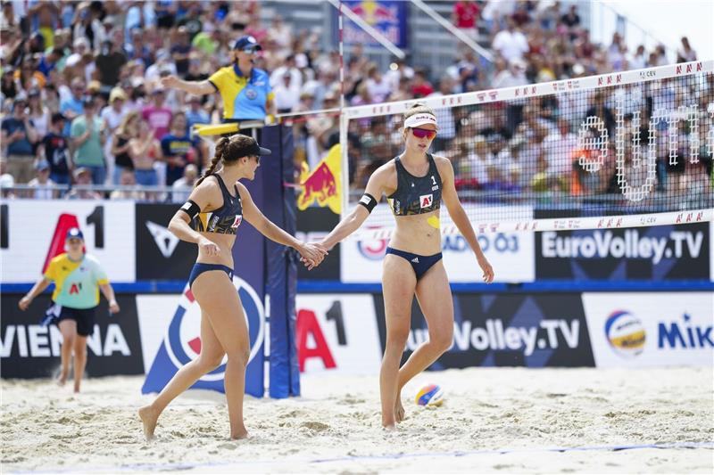 Beach-Volleyball: Müller/Tillmann bereits im EM-Achtelfinale Svenja Müller (r) und Cinja Tillmann stehen im EM-Achtelfinale.