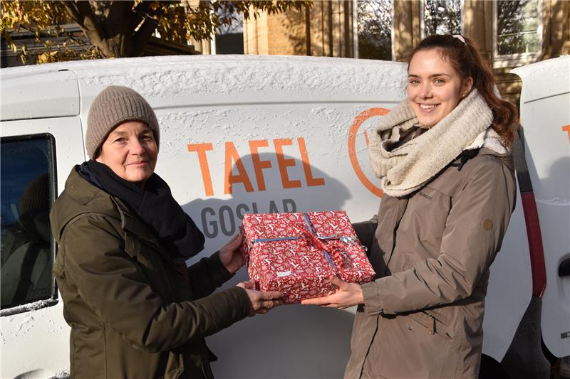 Schüler packen 101 Pakete für die Goslarer Tafel Svenja Reinhardt (rechts) übergibt Tafelleiterin Kirsten Neveling ein weihnachtlich verpacktes Geschenk. Es soll einem Kunden der Goslarer Tafel eine Freude bereiten. Foto: Fricke