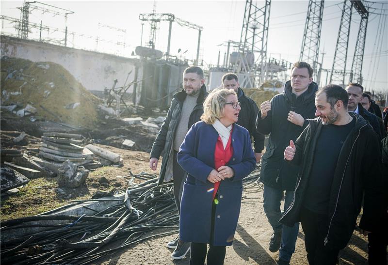 Schulze in Odessa: Wiederaufbau mitten im Krieg Svenja Schulze (M, SPD), Bundesministerin für wirtschaftliche Zusammenarbeit und Entwicklung, steht in der Nähe von Odessa neben Oleksandr Kubrakov (r), Vize-Premierminister der Ukraine und Wiederaufbauminister.