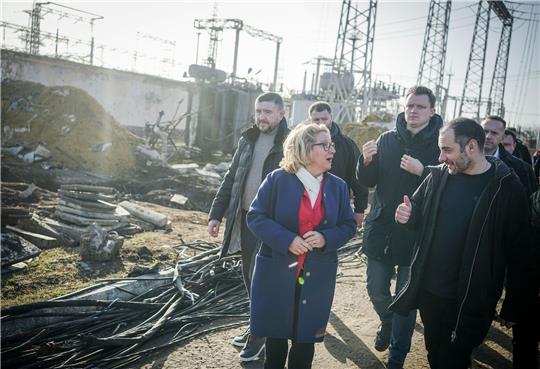 Svenja Schulze (M, SPD), Bundesministerin für wirtschaftliche Zusammenarbeit und Entwicklung, steht in der Nähe von Odessa neben Oleksandr Kubrakov (r), Vize-Premierminister der Ukraine und Wiederaufbauminister.