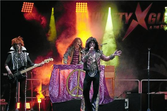 Sweety Glitter (Volker Petersen) und die Sweethearts sind schon seit Jahrzehnten mit ihrer Glamrock-Show regelmäßig auf Bad Harzburgs Bühnen zu Gast – hier im vergangenen Jahr ebenfalls im Badepark bei den Sommer-Open-Airs.  Archivfoto: Schlegel